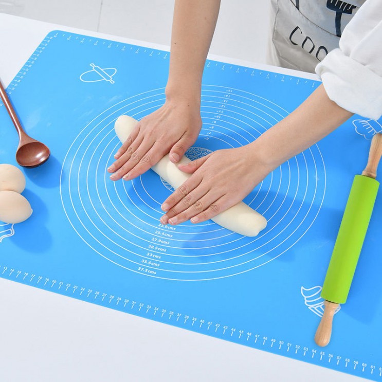 Set Plansa pentru Aluat din Silicon 50*70 cm si Sucitor Silicon si Lemn