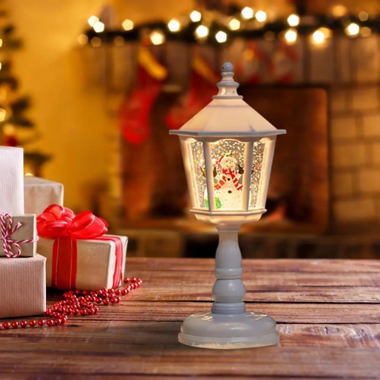 Felinar LED Luminos si Muzical Vintage cu Picior, Baterii Sau USB cu zapada si tematica de Craciun,Alb Felinar LED Luminos si Muzical Vintage cu Picior, Baterii Sau USB cu zapada si tematica de Craciun,Alb